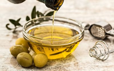 Oliwa z oliwek — do jakich dań warto ją dodawać?