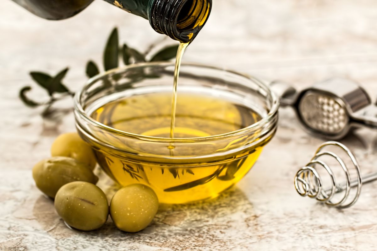 Oliwa z oliwek - do jakich dań warto ją dodawać?